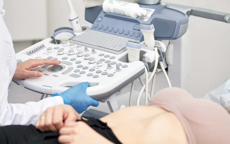 Ginecólogo con ultrasonido en consulta en Monterrey